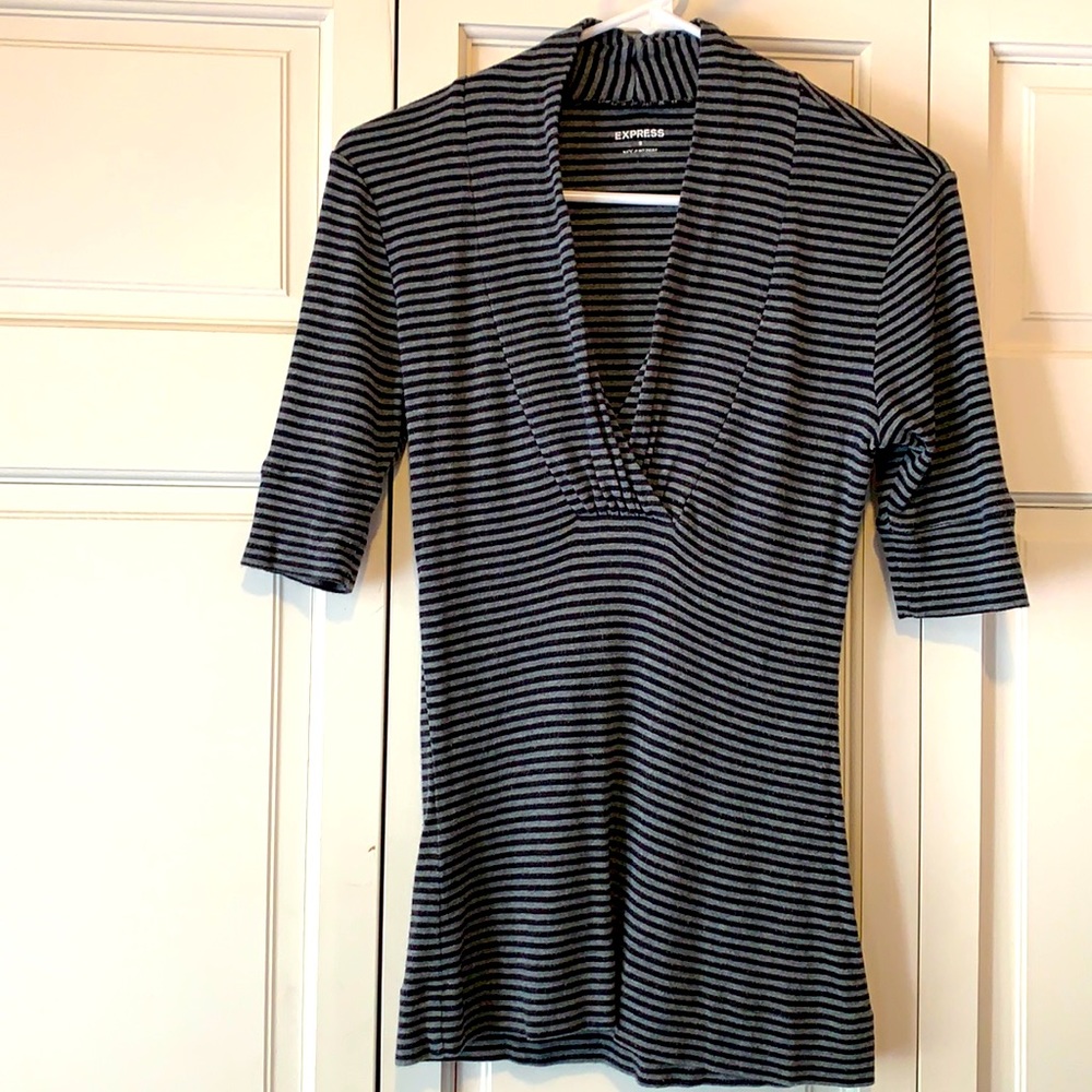 👱‍♀️2/10👱‍♀️Express deep V-neck half sleeve sz S tee top black/grey stripe